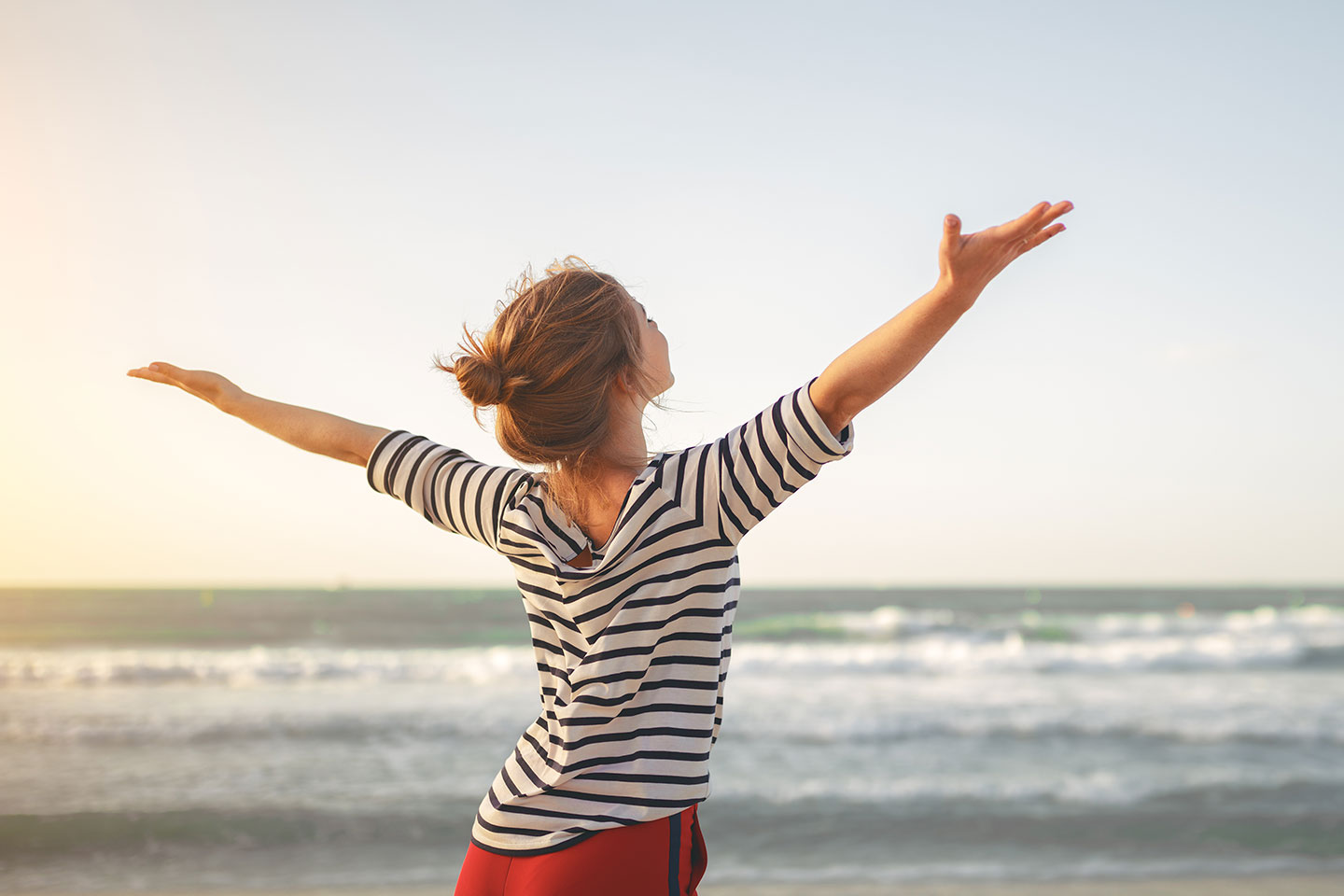 Woman at the ocean, feeling free from letting go of the diet industry and her insecurities