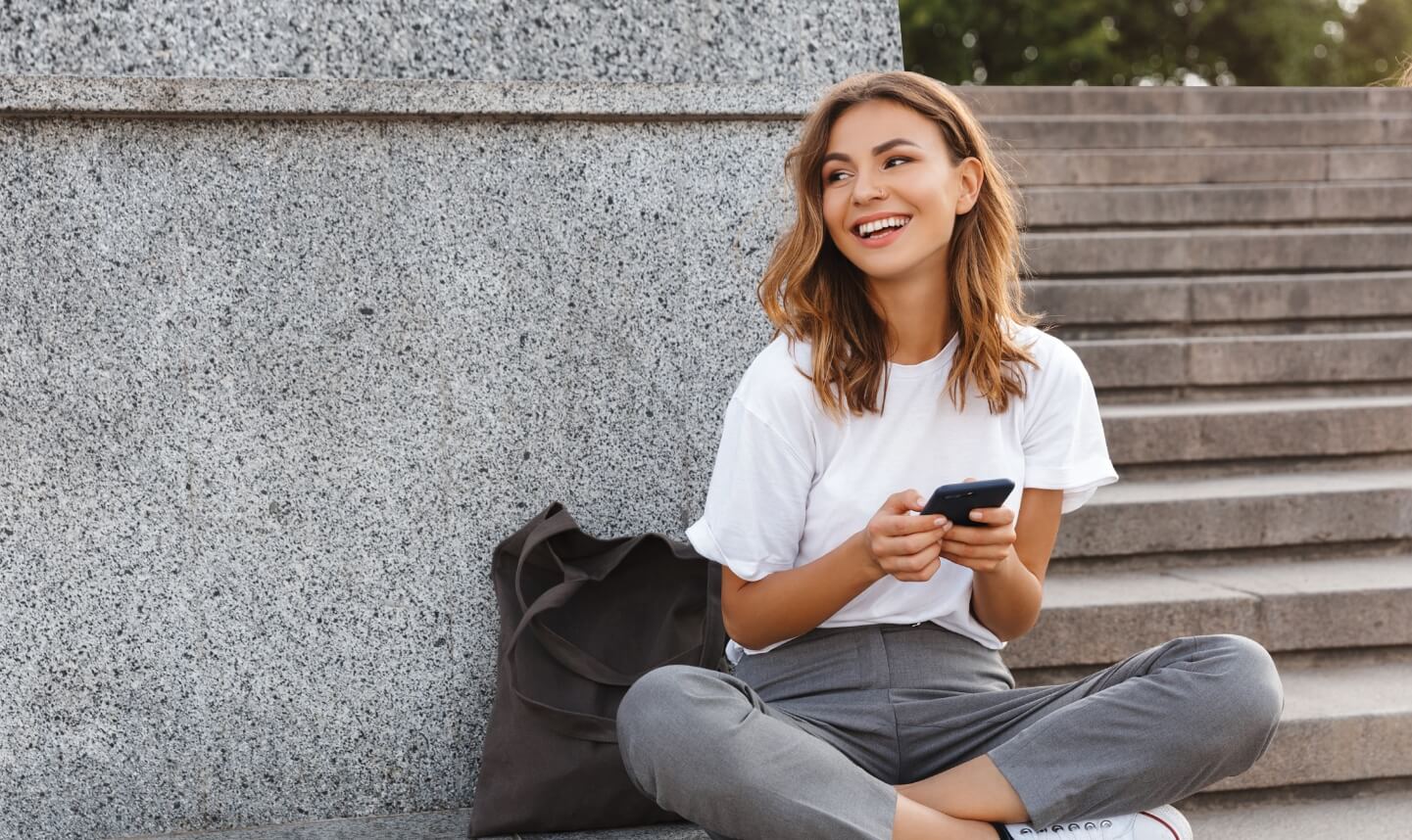Jill Gulotta Nutrition therapy client on her phone for an online session.